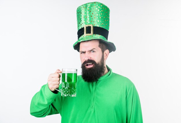 Kolor zielony część uroczystości. Irlandzki pub piwny. Celebracja kultury irlandzkiej. Mężczyzna hipster brodaty kapelusz patricks day pić piwo. Święto świętego patryka. Koncepcja okrzyki. Kolorowy napój patricks.