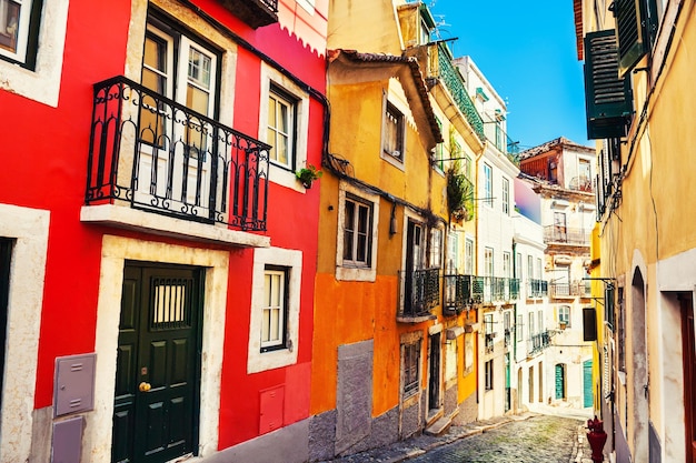 Kolorowa architektura w Lizbonie, Portugalia. Widok na wzgórza na Starym Mieście. Znany cel podróży