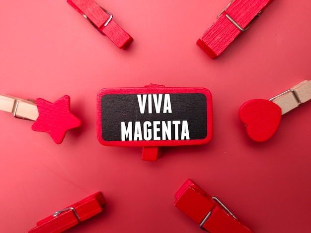 Kolorowa drewniana deska i klipsy z napisem VIVA MAGENTA