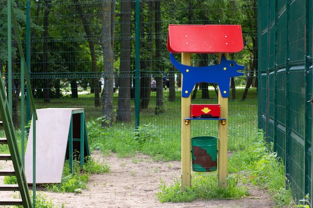 Kolorowa drewniana stacja odpadów dla psów w psim parku. Koncepcja sprzątania po psie