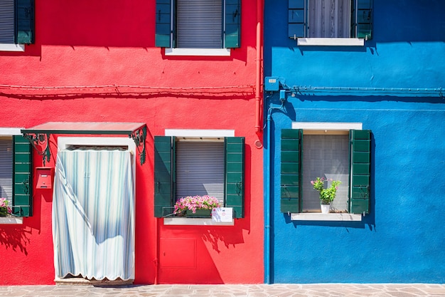 Kolorowa fasada na wyspie Burano, prowincja Wenecja