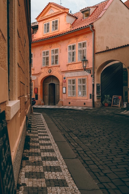 Kolorowa fasada w historycznym europejskim mieście