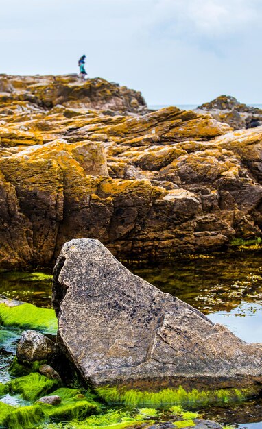 Kolorowa formacja skalna w morzu wokół malowniczego miasteczka Gudhjem na Bornholmie, Dania