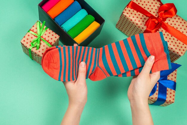 Kolorowa kolekcja bawełnianych skarpetek na prezent w rękach kobiety