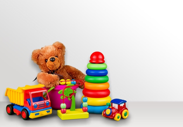 Kolorowa kolekcja zabawek na biurku