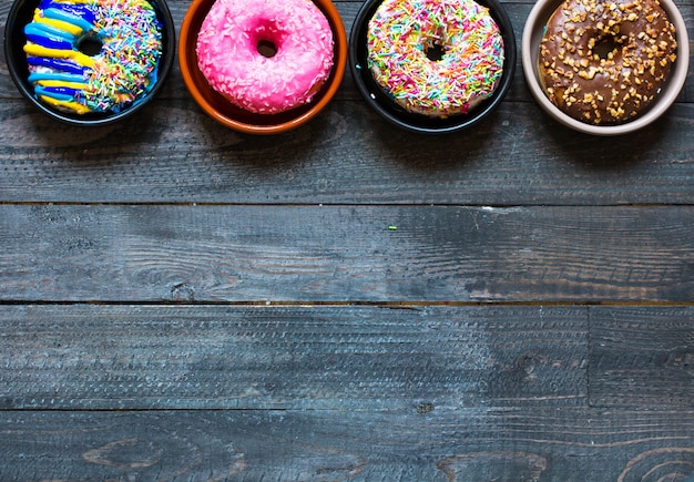 Kolorowa Kompozycja śniadaniowa Donuts Z Różnymi Stylami Kolorystycznymi