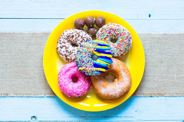 Kolorowa Kompozycja śniadaniowa Donuts Z Różnymi Stylami Kolorystycznymi
