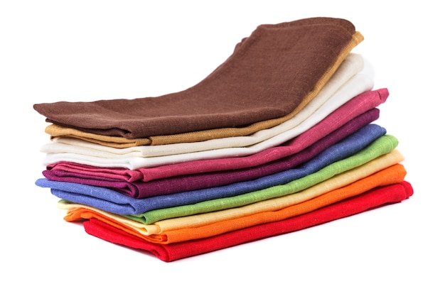 kolorowa kupa tekstyliów lnianych do zastawy stołowej na białym tle