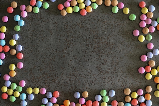 Zdjęcie kolorowa migawka z wielokolorową drażetkami czekoladowymi