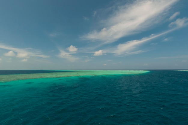 Kolorowa panorama oceanu i rafy na Malediwach