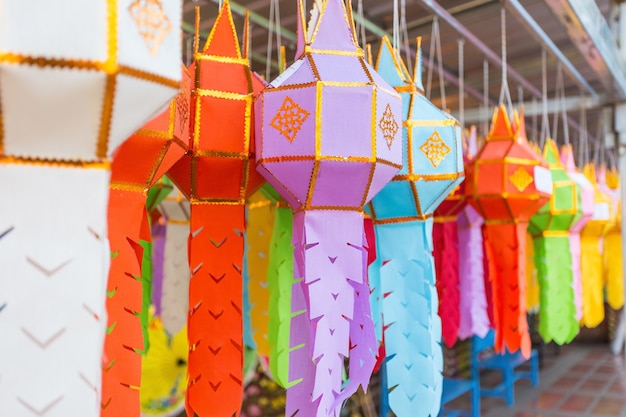 Kolorowa papierowa lampa lub papierowa lampa Lanna była pokazywana na tradycyjnym festiwalu w północnej Tajlandii.