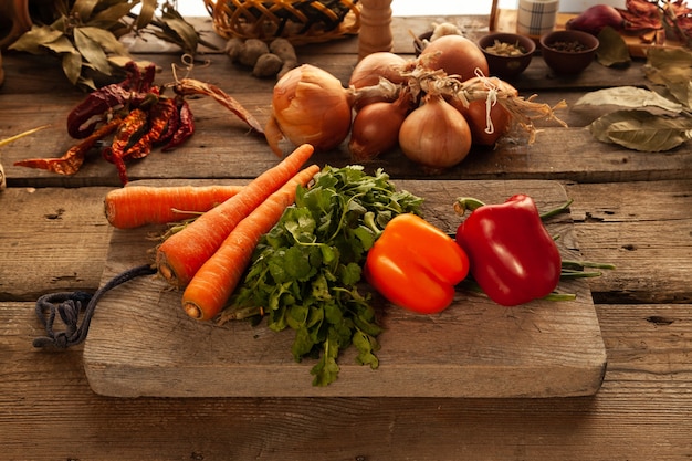 Zdjęcie kolorowa papryka przygotowana do przygotowania zdrowego wegetariańskiego posiłku z warzywami i przyprawami