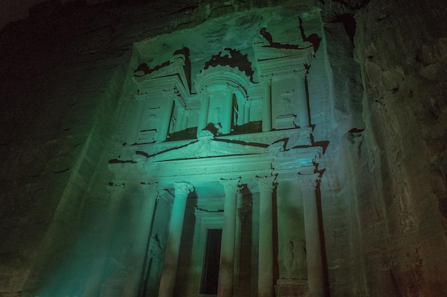 Kolorowa Petra nocą w AlKhazneh lub Skarbiec Petra Wadi Musa Jordan