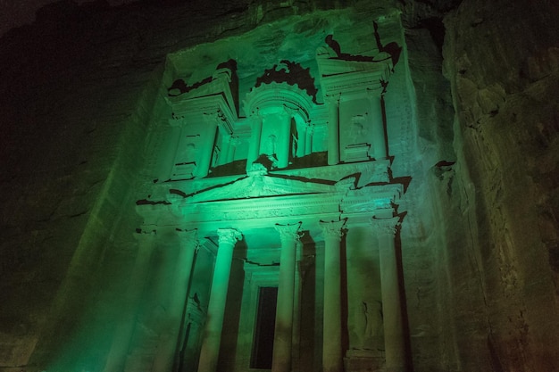 Kolorowa Petra nocą w AlKhazneh lub Skarbiec Petra Wadi Musa Jordan