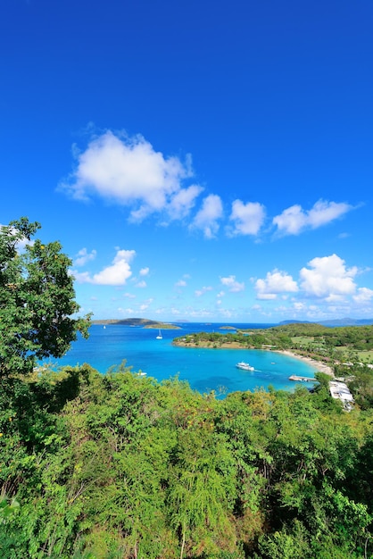 Kolorowa plaża w St John, Virgin Island.