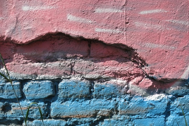 Kolorowa różowa i niebieska ściana pozbawiona miejskiego tła z cegły