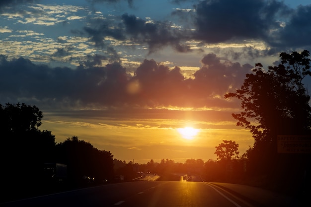 Kolorowa Scena Wschodu Słońca W Ruchu Na Autostradzie Z Miękkimi Samochodami