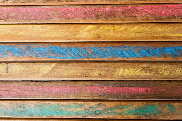 Kolorowa struktura drewna z pewnymi niedoskonałościami i rowkami Rustykalne drewniane deski w kolorach Widok z góry