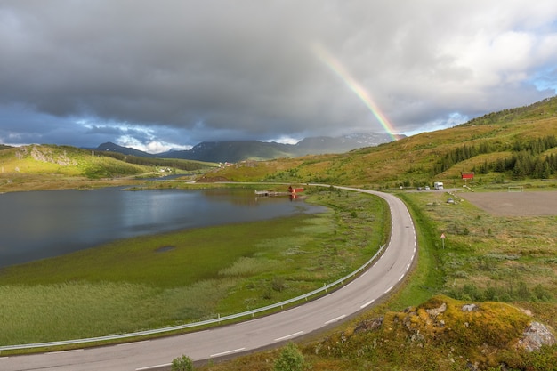 Kolorowa tęcza nad drogą do Unstad na Lofotach