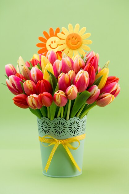 Kolorowa wiosenna kartka z życzeniami z kwiatami