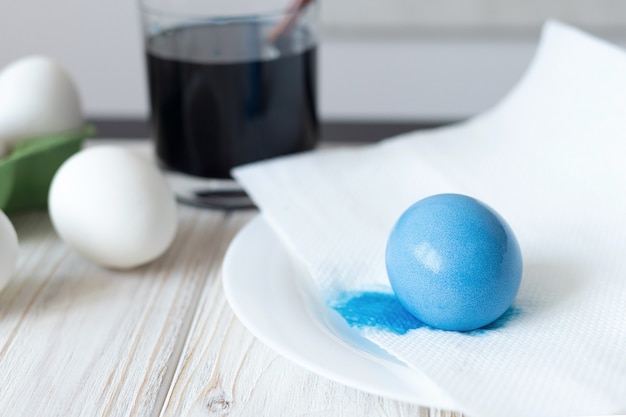 Kolorowanie Gotowanych Jajek Na Wielkanoc, Tradycyjne Pisanki, Niebieskie Jajka. Wysokiej Jakości Zdjęcie