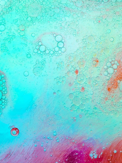 Kolorowe bąbelki w podświetlanej tłustej wodzie
