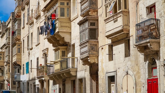 Kolorowe balkony w starożytnym mieście Valletta Malta