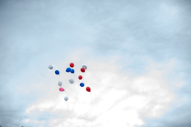 Zdjęcie kolorowe balony latają w niebo. koncepcja wyzwolenia i wolności.
