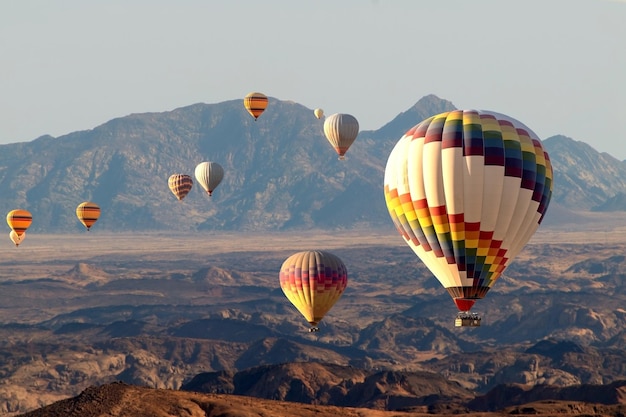 Kolorowe Balony Latające Nad Górą Doliny Księżyca. Afryka. Namibia.