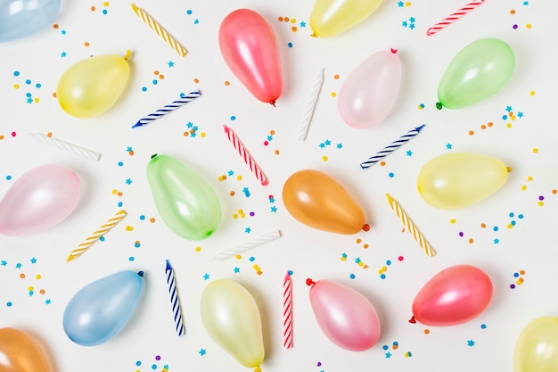 Kolorowe balony leżały płasko na białym tle