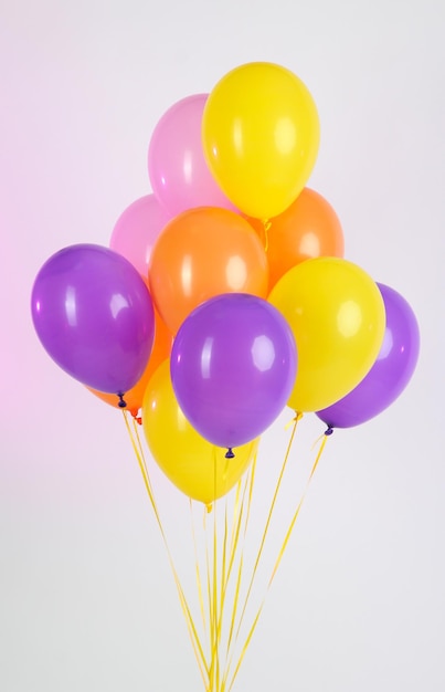 Kolorowe balony na kolorowym tle