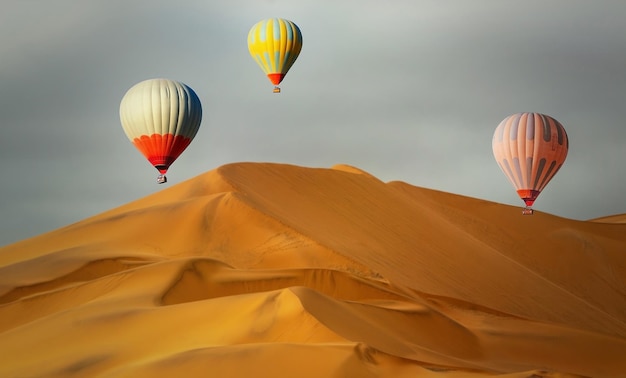 Kolorowe Balony Na Ogrzane Powietrze Latające Nad Wydmami O Zachodzie Słońca