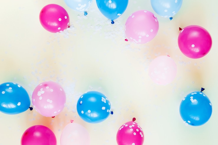 Zdjęcie kolorowe balony na tle pastelowych kolorów. koncepcja strony świąteczne lub urodziny. płaski świeckich, widok z góry.