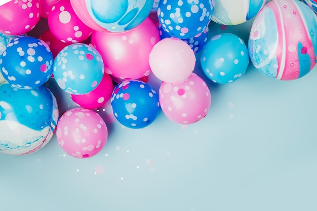 Kolorowe balony na tle pastelowych kolorów. Koncepcja strony świąteczne lub urodziny.