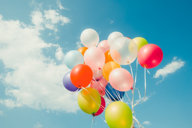 Kolorowe balony. Pojęcie szczęśliwy urodzinowy dzień w lecie i ślubie