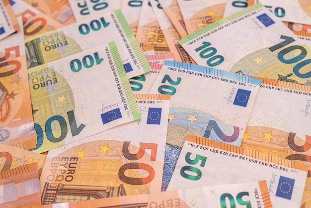 Kolorowe banknoty euro o różnych nominałach jako tło Koncepcja finansów