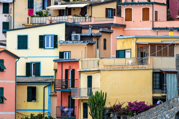 Kolorowe budynki mieszkalne i stara fasada z oknami w małej malowniczej wiosce Manarola Cinque terre w liguria