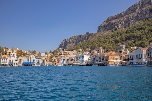 Zdjęcie kolorowe budynki nabrzeża greckiej wyspy kastellorizo