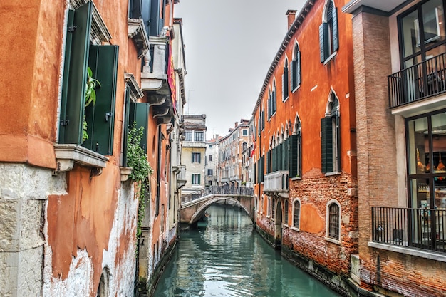 Kolorowe budynki w Wenecji