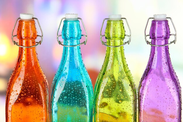 Kolorowe butelki na jasnym tle