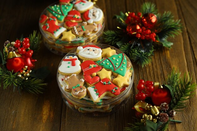 Kolorowe ciasteczka świąteczne o różnych kształtach. Drewniane tło