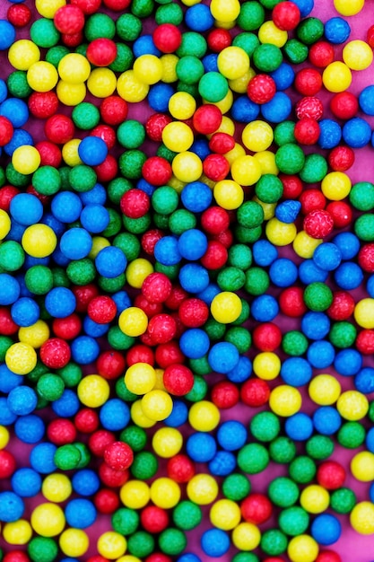 Kolorowe cukierki dekoracyjne posypuje tło