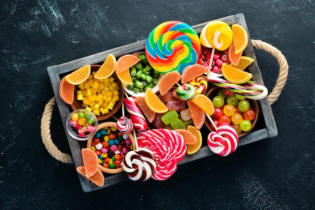 Kolorowe cukierki galaretka i marmolada w drewnianym pudełku Słodycze Na starym tle Widok z góry bezpłatna kopia miejsca