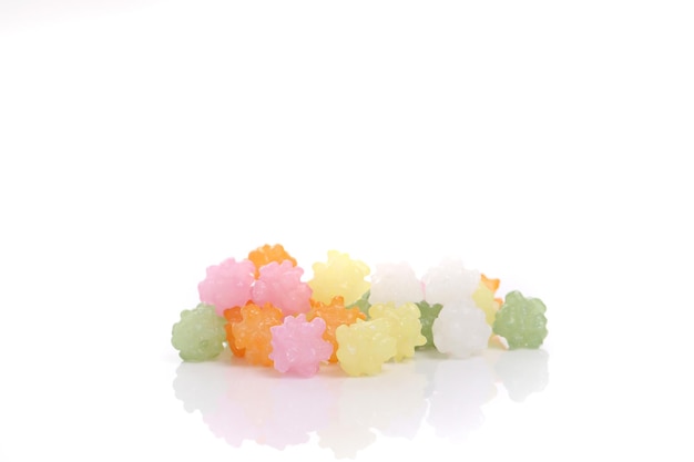 Kolorowe cukierki galaretki słodki cukier na białym tle