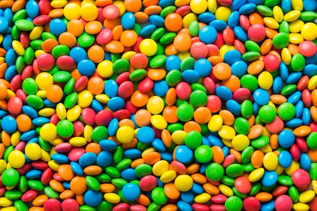 Kolorowe cukierki jako widok z góry tła Jednolite deseń z cukierków Wiele słodkich cukierków przeznaczone do walki radioelektronicznej