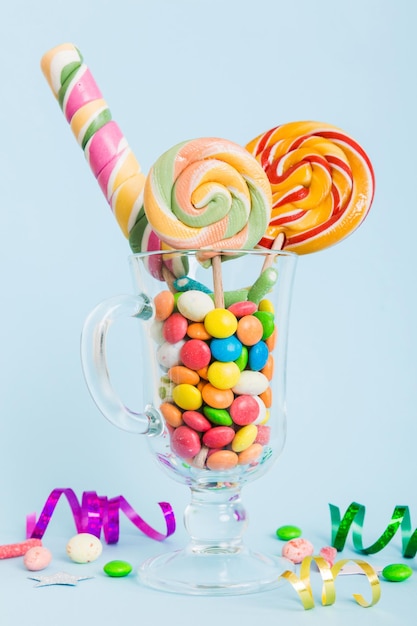 Zdjęcie kolorowe cukierki w filiżance na stole na jasnym tle duże wirujące lizaki kreatywna koncepcja słoika pełnego pysznych słodyczy ze sklepu ze słodyczami