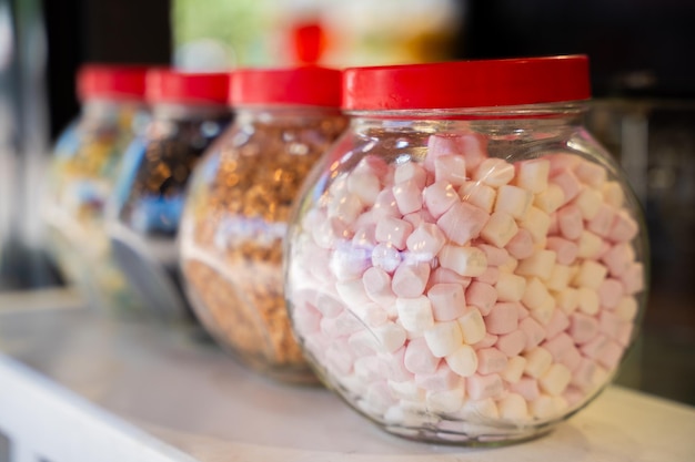 Zdjęcie kolorowe cukierki w szklanych słoikach