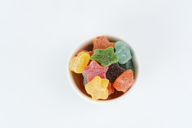 Kolorowe Cukierki Z Galaretką Owocową Na Białym Tle Skopiuj Obraz Selektywnej Ostrości