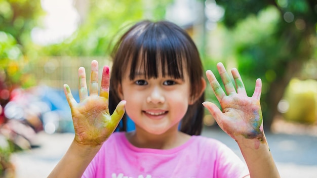 Kolorowe dłonie i palce dziecka do malowania palcami Koncepcja powrotu do szkoły