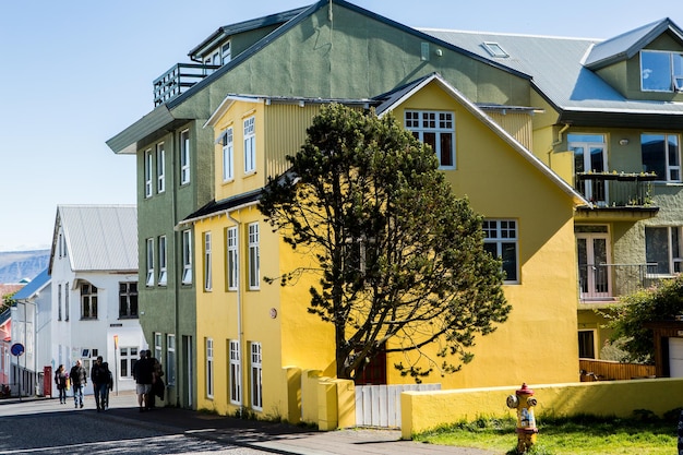 Kolorowe domy i budynki w mieście Reykjavik.